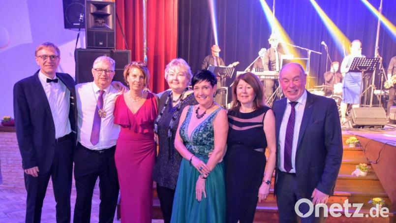 Eine Delegation aus Kümmersbruck zu Besuch in der Partnerstadt Holýsov (von links): Manfred Singer, Libor Schröpfer, Birgit Singer-Grimm, Alena Burianová, Hanka Valachovicová sowie Gabi und Roland Strehl. Bild: Birgit Singer-Grimm/exb