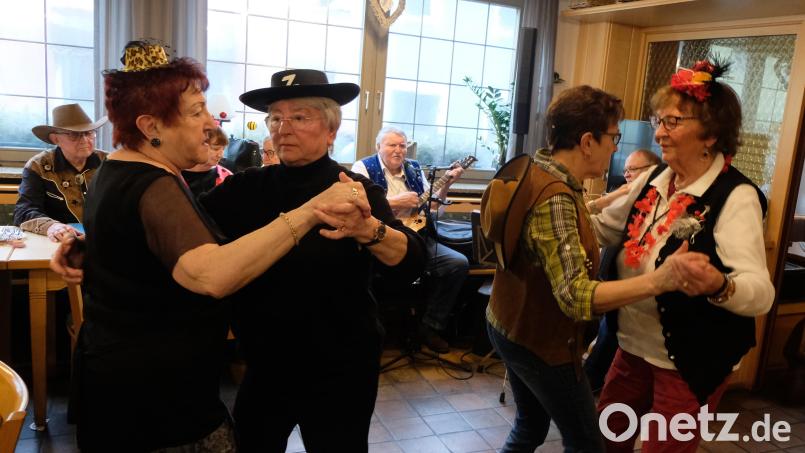 Froh und heiter ging es beim AWO-Seniorenfasching am Donnerstag im Gasthaus „Weißes Rössl“ zu. Auch das Tanzbein wurde geschwungen. Bild: le