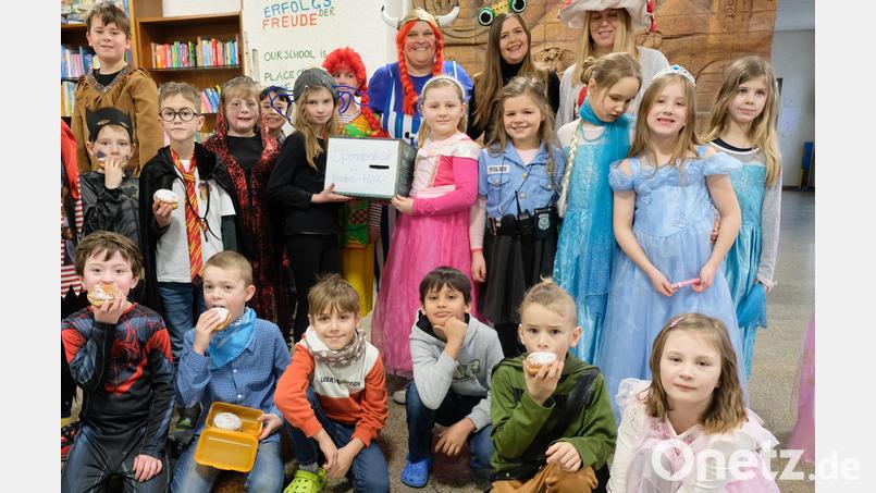 Beim Tag des offenen Klassenzimmers, den die Grundschule am Rauhen Kulm am letzten Schultag vor den Faschingsferien mit viel buntem Treiben verband, sammelten die Schulkinder mit Unterstützung der Eltern und des Schulpersonals im Rahmen eines Krapfenverkaufs über 700 Euro für die Kinderkrebshilfe Bild: do