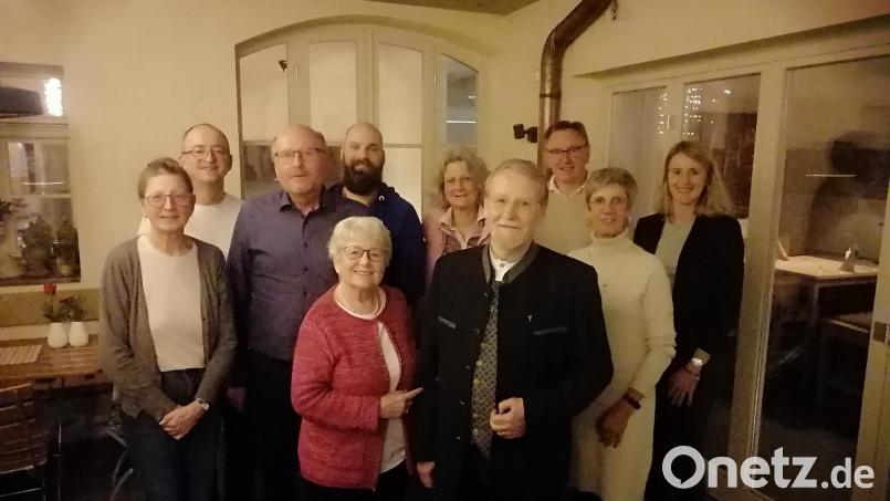 Vorstandsmitglieder des Diakonievereins würdigen den ehemaligen Vorsitzenden Siegfried Balzer (im Vordergrund), hier mit Ehefrau Siglinde (von links): Brigitte Rosenberger, Diakon Marcus Keil, Klaus König, David Scherf, Elke Schlattmann, Uwe Kümmeth, Christine Markl und Franziska Gildner. Bild: Marcus Keil/exb