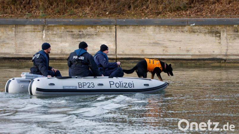 Polizisten suchen im Dezember 2022 mit einem Leichenspürhund nach einer vermissten Schwangeren aus Nürnberg. Bild: Heiko Becker/dpa