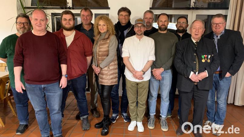 Gemeinsam mit den wiedergewählten Ausschussmitgliedern präsentieren sich die bestätigten Amtsträger und Geehrte der FSG mit (von links) Michael Dötsch, Peter Hüttner, Tobias Blaeßius, Oliver Grosch, Edeltraud und Werner Pettinger, Andreas Hiltl, Stefan Scherber, Michael Fillenberg, Stefan Herkommer, Hanns Peter Oechsner sowie OB Michael Cerny. Bild: ath
