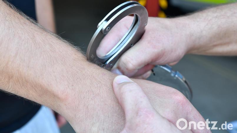 Ein 44-Jähriger wurde nach einem langen Prozess vor dem Amberger Landgericht zunächst hinter Gitter gebracht und nun endgültig in die Türkei abgeschoben. Symbolbild: Petra Hartl