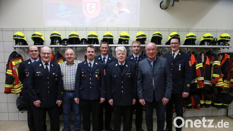 Gustav Dreger (Vierter von rechts) ist neuer Ehrenvorsitzender der Feuerwehr Haselmühl. Dazu gratulieren (von links) Zweiter Kommandant Florian Schlegel, Ehrenkreisbrandinspektor Hubert Blödt, Hans Hartinger, Erster Kommandant Michael Reindl, Erster Vorsitzender Florian Könner, Zweiter Vorsitzender Fabian Schneck, Bürgermeister Roland Strehl und Kreisbrandinspektor Armin Daubenmerkl. Bild: egl
