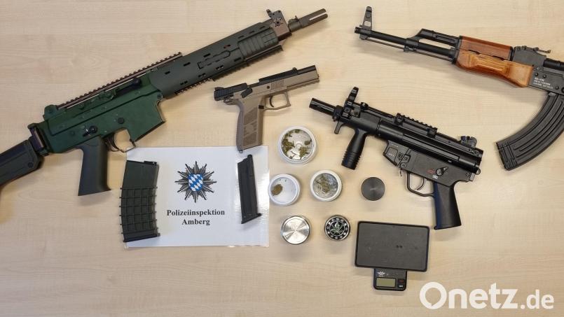 Die Polizeiinspektion Amberg konnte bei einer Wohnungsdurchsuchung mehrere Soft-Air-Waffen sowie Betäubungsmittel sicherstellen. Ein 22-Jähriger Amberger muss sich nun dafür verantworten. Bild: Polizei Amberg