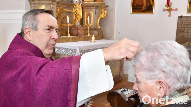 Aschenkreuzauflegung in Kirche St. Ägidius Aschach-Raigering durch Pfarrer Eduard Kroher Bild: Petra Hartl