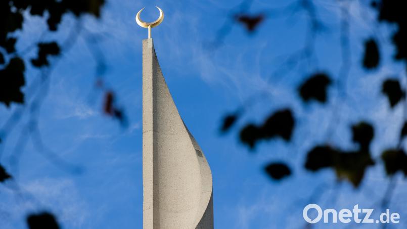 Ein Minarett der Zentralmoschee der DITIB (Türkisch-Islamische Union der Anstalt für Religion) ragt in Köln in den Himmel. Von der Moschee aus kann der Muezzin über Lautsprecher zum Freitagsgebet rufen. Symbolbild: Rolf Vennenbernd