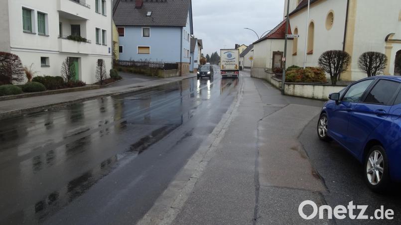 In der Ortsdurchfahrt von Dürnsricht sollen beidseits der Staatsstraße
2151 sogenannte Fahrradstreifen entstehen. Bild: Houschka