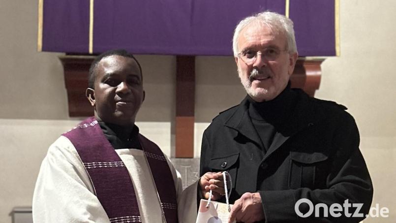 Pfarrvikar Dr. Linus (links) bedankte sich bei Hans Schmid für die erste von drei Fastenpredigten in der Herz-Jesu-Pfarrkirche in Immenreuth. Bild: mez/exb