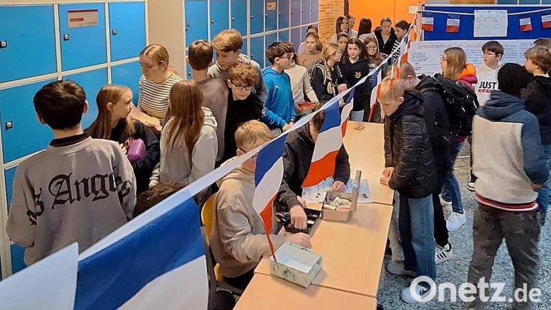 Am „Deutsch-Französischen Tag“ bieten Schüler der neunten Klassen des JAS-Gymnasiums Nabburg in beiden Pausen „Spécialités“ an. Bild: Fröhlich/exb