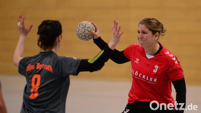 Teresa Fröhlich (rechts) und die Landesliga-Handballerinnen der HSG Nabburg/Schwarzenfeld reisen zum TSV Wendelstein. Archivbild: mhs