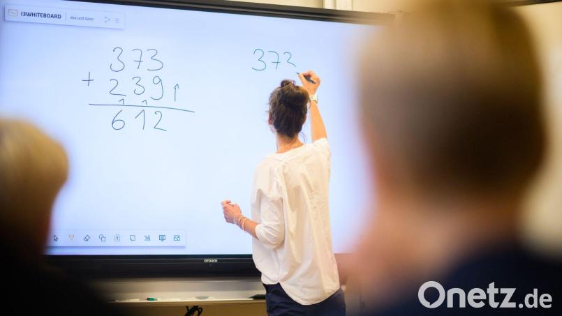 In einem Dringlichkeitsantrag plädierten die Grünen dafür, einen &quot;Schulgenauen Sozialindex&quot; einzuführen, um genau den Schulen mehr Ressourcen zur Verfügung stellen zu können, bei denen besonders viele Schüler einen höheren Förderbedarf haben. Symbolbild: Julian Stratenschulte/dpa