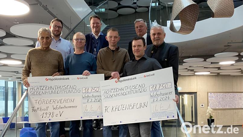 Lars und Christian Engel überreichen symbolische Spendenschecks an die Sportvereine in Weiherhammer und Kaltenbrunn. Von links, oben: Julian Kraus, Zweiter Bürgermeister Weiherhammer, Lars und Christian Engel, Ludwig Bille sowie (von links, unten) Georg Schätzler, Vorsitzender Förderverein Fußball Weiherhammer, Kassier Hans Beyer, Andreas Malzer, Vorsitzender FC Kaltenbrunn sowie Kassier Stefan Bauer, Kassier FC Kaltenbrunn, Bild: Sidonia Beldean, BHS Corrugated/exb