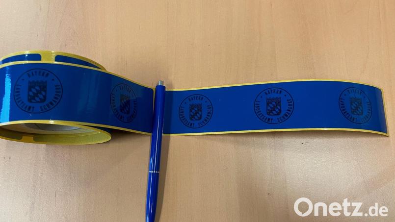 So sieht die Rolle mit Dienstsiegel-Banderolen aus, die nach einem Einsatz in Pfreimd verschwunden ist. Bild: Landratsamt Schwandorf/exb