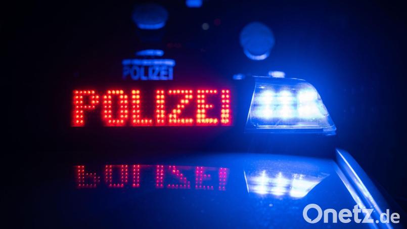 Zwei Polizisten stehen im Rahmen eines Fototermins vor einem Polizeifahrzeug (gestellte Szene). Bild: Marijan Murat/dpa
