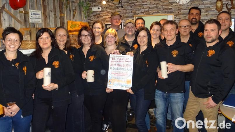 Im Anschluss an den offiziellen Teil wurde bei einer Brotzeit traditionell das Starkbier fürs anstehende „16. Kastler Starkbierfest“ am 9. März verkostet. Die gesamte Bevölkerung ist hierzu recht herzlich ins Schützenhaus eingeladen. Bild: Jägermeisterstammtisch/exb