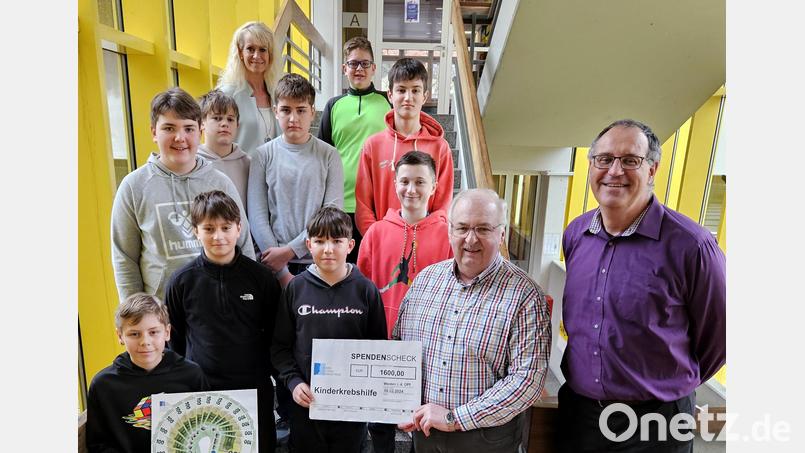 Die Hans-Scholl-Realschule übergibt 1600 Euro an die Kinderkrebshilfe. Bild: Christopher Kick/exb