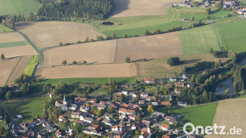 In Wildenau soll das Baugebiet „Schloßleite“ ausgewiesen werden. Es handelt sich dabei um die Ackerflächen beim Funkmast (im Bild links oben). Im März soll der Bebauungsplan rechtskräftig werden, dann kann auch die Vorbereitung für die Erschließung starten. Luftbild: mür