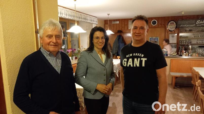 MdB Martina Englhardt-Kopf besucht die CSU in Pamsendorf, hier im Bild mit Vorsitzendem Matthias Zenger (links) und Stellvertreter Wolfgang Zirwick (rechts). Bild: Reinhard Schwarz/exb