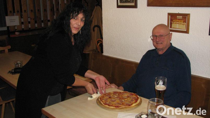 Mit Pizzas und anderen Gerichten möchte Mimmi Ehring (links) ihren Gästen einen angenehmen Aufenthalt im Sportheim des VfB Mantel bieten. Bild: knh