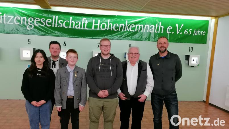 Ihre neuen Vereinsmeister ehrte die Schützengesellschaft aus Hohenkemnath (von links): Amelie Schmerbauch, Schützenmeister und Vereinsmeister Johannes Wenkmann, Johannes Lautenschlager, Manuel Nitzbon, Zweiter Schützenmeister Josef Hirsch und Reinhold Schlosser. Bild: snn