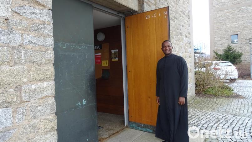 Francis Udechukwu Ozochi ist seit 15. Februar als Urlaubsvertreter von Pater John in der Pfarrei Herz Jesu Marktredwitz im Einsatz. Bild: apr