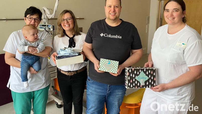Dr. Ines Erhardt (links) und Julia Witt (rechts) freuen sich über die Spende von Sabine und Florian Walter, mit der Erinnerungsboxen für &quot;Sternenkinder&quot; angeschafft werden können. Bild: Klinikum Nordoberpfalz, Michael Reindl