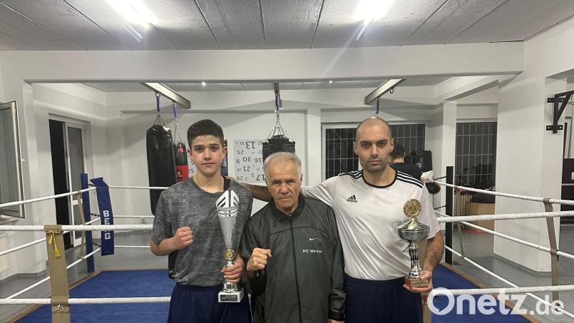 Die Amberger Boxer Nimrod Kardos (links) und Muhammed Coskun (rechts) mit ihrem Trainer Ahmed Göksu. Bild: mzi