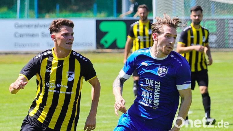 Bereits in der Sommervorbereitung traf der SV Etzenricht um Nick Sperlich (rechts) auf den ASV Burglengenfeld. Damals gewann der ASV mit 1:0. Archivbild: war