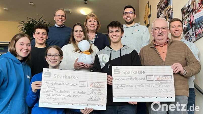 Leonie Reil, Paula Völkl, Luis Graf und Bastian Meckl übergeben als Vertreter der Schülerschaft zusammen mit den Verbindungslehrern Thomas Meserth und André Bauer sowie Schulleiter Ludwig Pfeiffer die symbolischen Spendenschecks. Bild: Georg Lang/exb