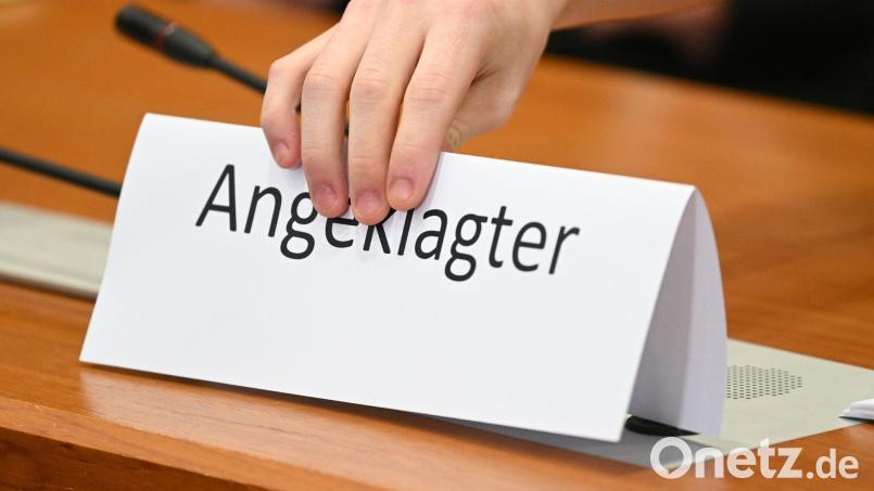 Ein Schild mit der Aufschrift "Angeklagter" wird auf die Gerichtsbank gestellt. In Amberg hat ein Angeklagter mit seinem Einspruch gegen eine in erster Instanz verhängten Haftstrafe nicht das erhoffte Ergebnis erzielt. Symbolbild: Arne Dedert/dpa/Symbolbild