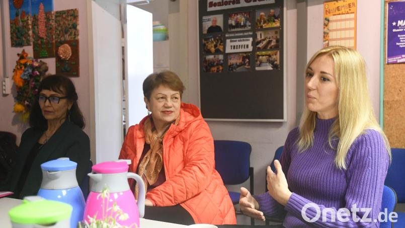 Ein Treffen im Verein „Neue Zeiten“: Liudmyla Kovtun (links) und Mariia Tymoshenko erzählen, wie sie mithilfe des Vereins in Weiden Fuß fassen konnten. Bild: Gabi Schönberger