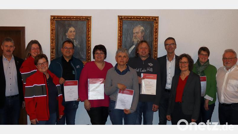 Blutspenderehrung in der Verwaltungsgemeinschaft Neukirchen: (von links) Bürgermeister Reiner Pickel (Weigendorf), Dagmar Thümmler, Elisabeth Rattai (beide BRK-Ortsverband), Ralf Seitz, Monika Pilhofer, Irmgard Hauenstein, Gerhard Weber, Bürgermeister Peter Achatzi (Neukirchen), Zweite Bürgermeisterin Lydia Zahner (Etzelwang), Katharina Gottschalk, Gerhard Frind (BRK-Kreisverband). Bild: mfh