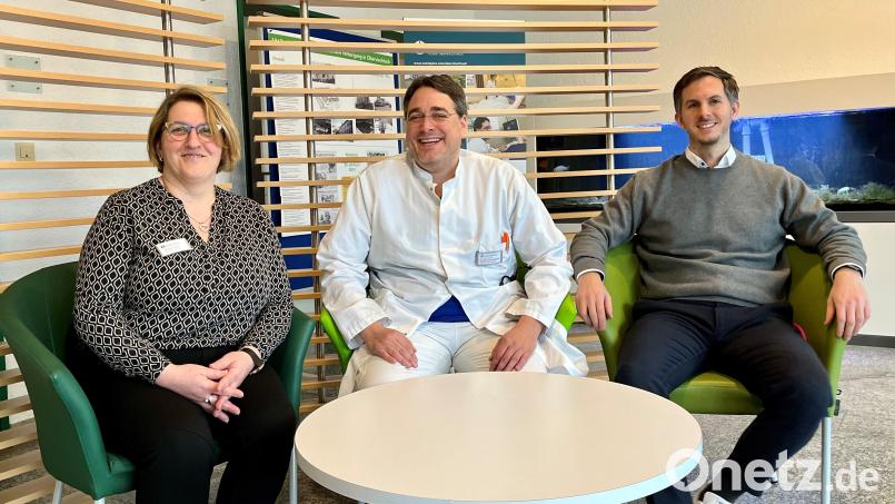 Gerlinde Simon, hier im Bild mit Dr. Christian Glöckner (Mitte) und Felix Sasse (rechts), ist neue Pflegedienstleiterin an der Asklepios Klinik Oberviechtach. Bild: Hasenbank/exb