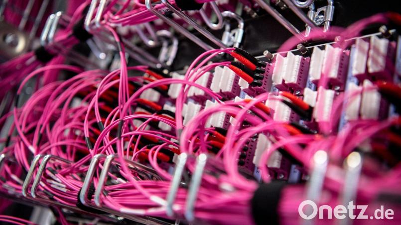 Glasfaserkabel transportieren Daten schnell zum Internet-Nutzer. Zwei Gemeinden im Landkreis Neustadt/WN erhalten nun Fördergeld für den Ausbau. Symbolbild: Matthias Balk/dpa/Symbolbild