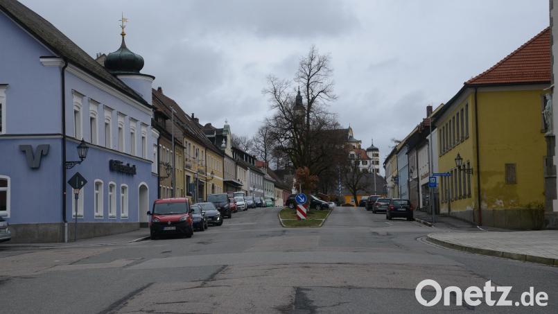 Am Beginn der Pleysteiner Marktplatzes soll nach der Sanierung ein Baumtor entstehen und als optische Abgrenzung dienen. Bild: bey