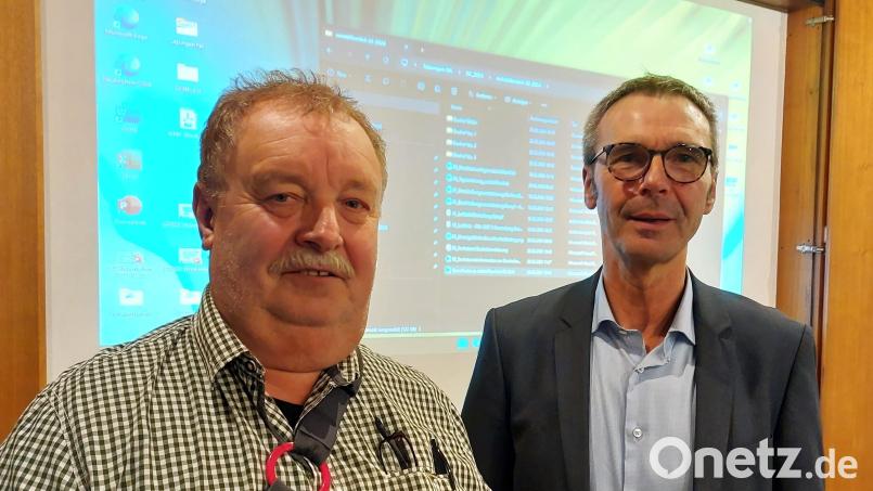 Bürgermeister Peter Achatzi (rechts) begrüßt den neuen Inklusionsbeauftragten der Gemeinde Neukirchen, Jürgen Stengel (links). Bild: mfh