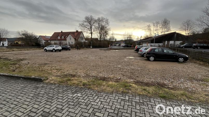 Auf dem Grundstück an der Frühlingstraße 4 soll die zweigruppige Kinderkrippe gebaut werden. Derzeit wird das Grundstück als Parkplatz genutzt. Bild: sns