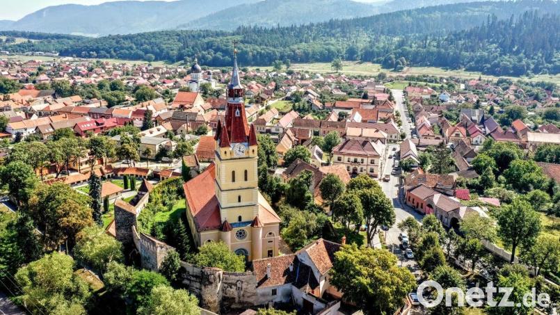 Die Kirchenburg bestimmt das Bild von Cristian/Neustadt im Burzenland in Rumänien, das im August Gäste aus den beiden Neustädten im gleichnamigen Landkreis und aus ganz Europa empfängt. Bild: Gemeinde Cristian Neustadt/exb