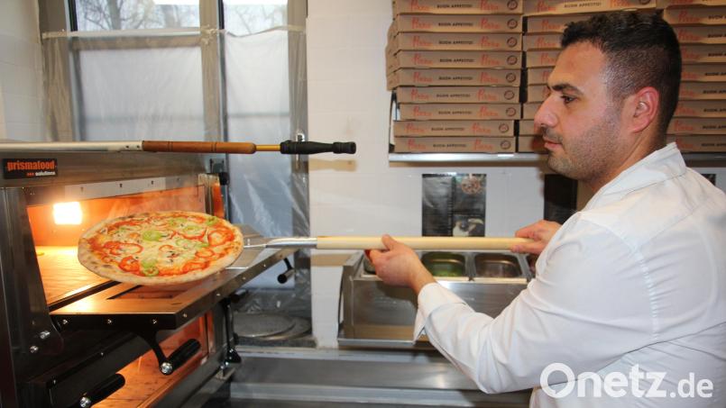 Ufuk Akkaya holt in seinem Bistro „La Toscana“ in der Raiffeisenpassage in Waldsassen eine Pizza aus dem Ofen. Ab März will er zur Abwechslung Burger anbieten. Bild: kro