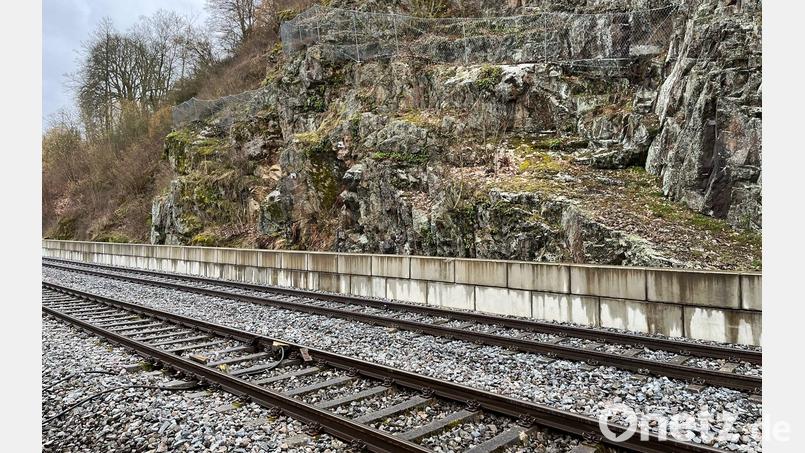 Unauffällig sicher vor Steinschlag ist bereits die Bahnlinie bei der Ledermühle in Nabburg. Ähnliches soll an der Straße nach Stulln geschehen. Bild: ihl