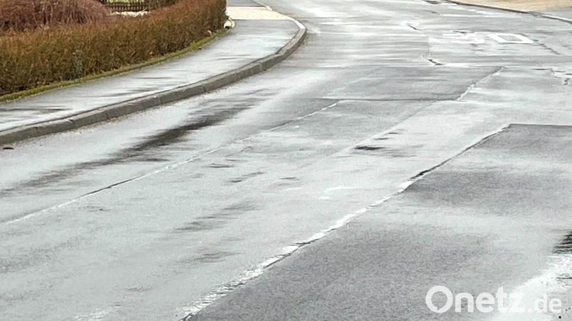 Die Schulstraße in Neusorg ist &quot;abgewirtschaftet&quot;, wie Bürgermeister König sagte. Bild: Peter König/exb