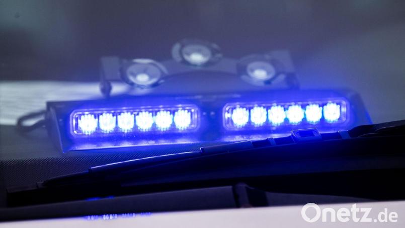 Die Polizei Weiden ermittelt. Jemand hat am Hammerweg eine Autoscheibe eingeschlagen. Symbolbild: Lino Mirgeler/dpa