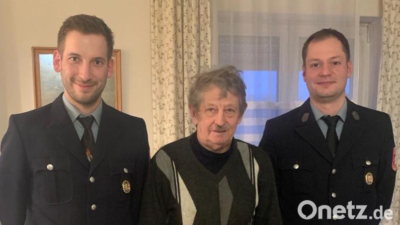 Die Spielberger Feuerwehr gratuliert mit Vorsitzendem Thomas Schwab (links) und seinem Stellvertreter Josef Stangl Andreas Käs (Mitte) zu dessen 80. Geburtstag. Die beiden Vorsitzenden ernennen den Jubilar gleichzeitig zum Ehrenmitglied der Feuerwehr Spielberg. Bild: Renate Hofmann