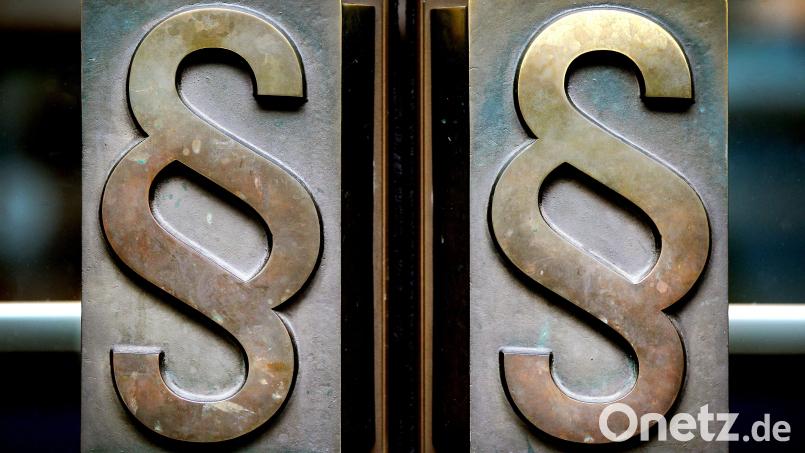 Mit geklauter Herrenbekleidung im Wert von nahezu 1500 Euro verließen zwei Diebe einen Amberger Laden. Eine Videokamera hatte den Beutezug aufgezeichnet. Vor dem Amberger Amtsgericht wurden sie zu Haftstrafen verurteilt. Symbolbild: Uli Deck