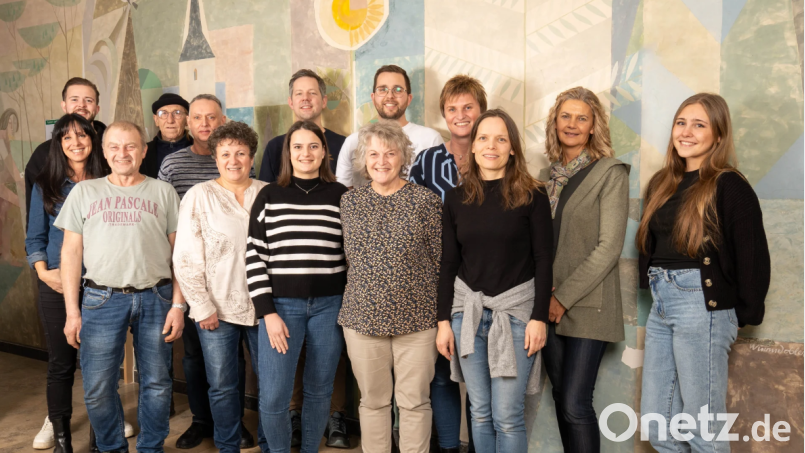 Die aktuelle Truppe des Theatervereins Edelsfeld mit Regisseurin Michaela Seitz sowie den Souffleusen Brigitte Kogelbauer und Hedwig Ertl. Bild: lei