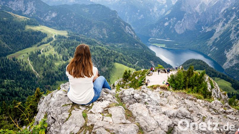 Oft zieht es Reisende dorthin, wo sie schon mal waren. Und wer würde nicht immer wieder zu dieser Aussicht auf den Königssee und die Berchtesgadener Alpen zurückwollen? Symbolbild: Benjamin Nolte/dpa