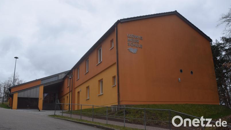 Die Gemeinde Etzenricht muss ein Großprojekt schultern: Neue Toiletten, die barrierefreie Verlegung des Haupteingangs und die Dachsanierung der Ludwig-Meier-Schule. 906000 Euro sind dafür im Haushalt der Gemeinde Etzenricht veranschlagt. Bild: fz