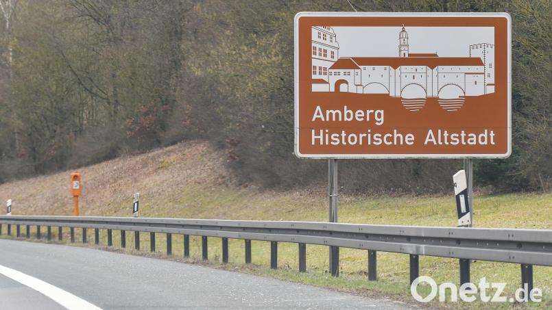 Tourismus-Werbung an der Autobahn: Amberg macht mit so einem Schild in der Nähe der A6-Ausfahrt Amberg-West auf seine &quot;historische Altstadt&quot; aufmerksam. Bild: Petra Hartl