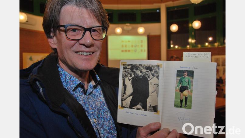 In einem kleinen Heftlein hat der Ensdorfer Charly Senft die Unterschriften von Franz Beckenbauer, Sepp Maier und Co. gesammelt. Bild: gsp